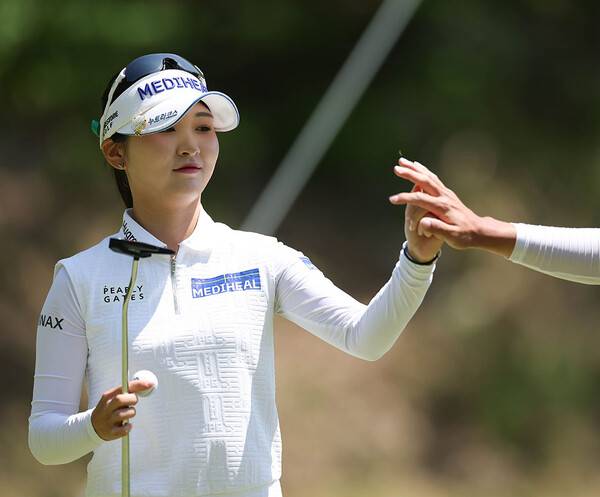 2026년 한국여자프로골프(KLPGA) 투어 덕신EPC 챔피언십 마지막 날 박현경을 제치고 우승을 차지한 이예원 프로가 최종라운드에서 경기하는 모습이다. 사진제공=KLPGA (사진을 무단으로 사용하지 마십시오.)