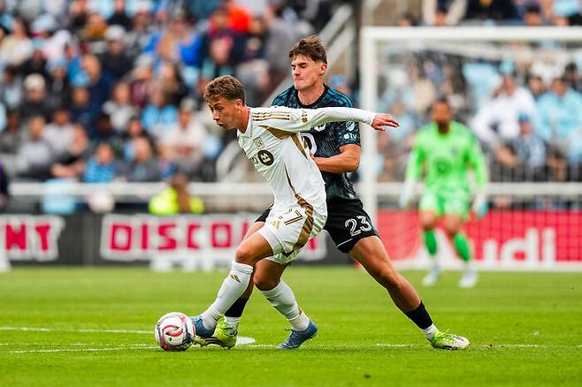 26일(한국시각) 로스앤젤레스(LA)FC 나탄 오르다스(27번)가 미국 미네소타 세인트폴 알리안츠 필드에서 열린 2026 MLS 미네소타 유나이티드와 경기에서 공 다툼을 하고 있다. 미네소타/이매진 이미지스 연합뉴스