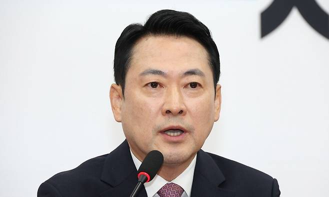 장동혁 국민의힘 대표가 24일 오전 국회에서 현안 관련 브리핑을 열어 자신의 사퇴 문제, 방미 일정과 관련한 기자들의 질문에 답하고 있다. 김정효 기자 hyopd@hani.co.kr