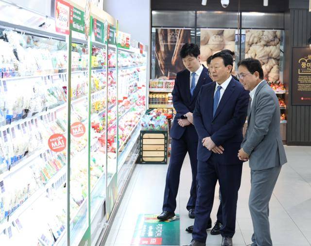 신동빈(오른쪽 두 번째) 롯데그룹 회장이 이달 23일 베트남 하노이의 '롯데몰 웨스트레이크 하노이'를 찾아 롯데마트 매장을 살펴보고 있다. 롯데그룹 제공