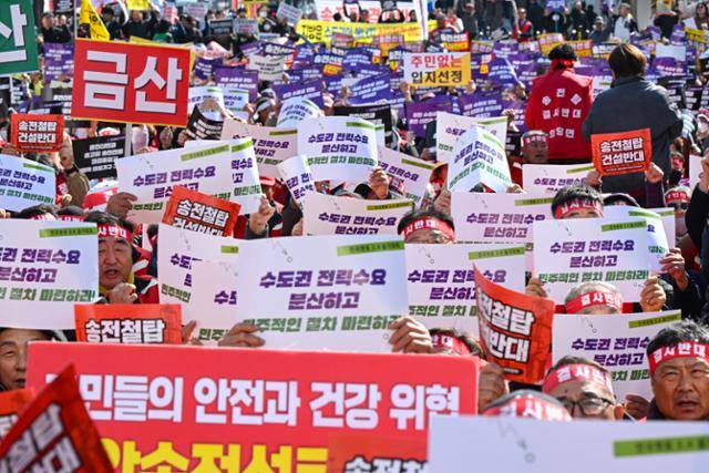 초고압 송전탑 건설에 반대하는 호남과 충청지역 주민들이 지난달 4일 서울 광화문에서 집회를 열고 있다. 박시몬 기자