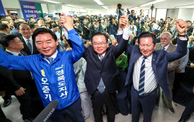 6·3 지방선거 대구시장 출마를 선언한 김부겸(가운데) 더불어민주당 예비후보가 26일 오후 대구 달서구 선거사무소 개소식에서 정청래(오른쪽) 당대표, 오중기 경북지사 예비후보와 함께 손을 맞잡고 기념 촬영을 하고 있다. 대구=뉴시스