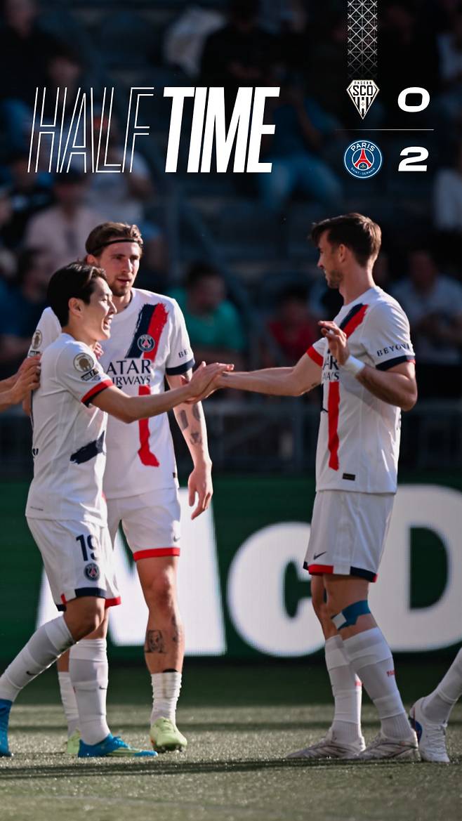 26일 앙제전에서 선제골을 터뜨린 뒤 환호하는 이강인(왼쪽). 사진=PSG
