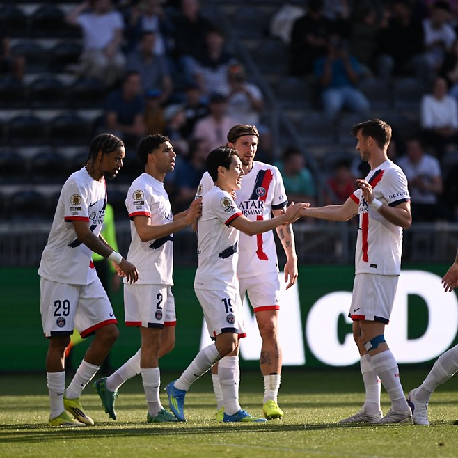 PSG 이강인(19번)이 26일 앙제와의 리그1 31라운드 원정경기 중 선제골을 넣고 동료들과 기뻐하고 있다. 사진=PSG SNS