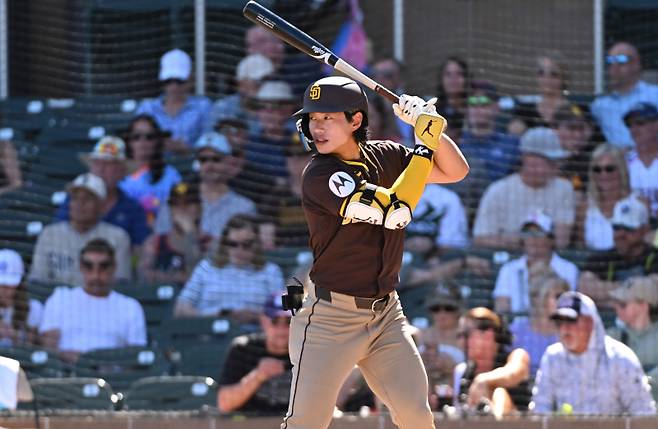 <yonhap photo-2864=""> SCOTTSDALE, ARIZONA - FEBRUARY 27: Sung-Mun Song #24 of the San Diego Padres gets ready in the batter's box during the third inning of a spring training game against the Colorado Rockies at Salt River Fields at Talking Stick on February 27, 2026 in Scottsdale, Arizona. Norm Hall/Getty Images/AFP (Photo by Norm Hall / GETTY IMAGES NORTH AMERICA / Getty Images via AFP)/2026-02-28 08:51:24/ <저작권자 ⓒ 1980~2026 ㈜연합뉴스. 무단 전재 재배포 금지, AI 학습 및 활용 금지></yonhap>