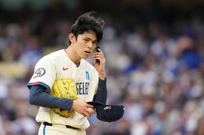 <yonhap photo-4229="">26일(한국시간) 시카고 컵스와의 홈 경기에 선발 등판한 사사키 로키. [AP=연합뉴스]</yonhap>