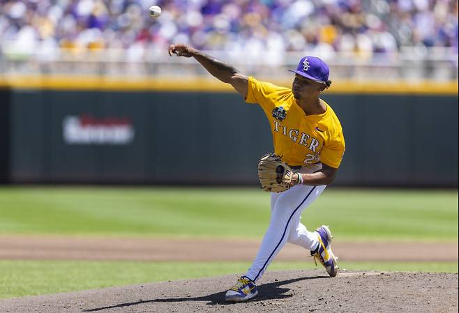 <yonhap photo-1710=""> LSU starting pitcher Anthony Eyanson throws against Coastal Carolina in the first inning of Game 2 of the NCAA College World Series baseball finals in Omaha, Neb., Sunday, June 22, 2025. (AP Photo/Rebecca S. Gratz)/2025-06-23 05:11:32/ <저작권자 ⓒ 1980~2025 ㈜연합뉴스. 무단 전재 재배포 금지, AI 학습 및 활용 금지></yonhap>