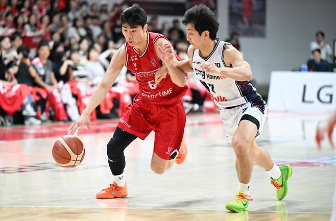 정관장 박지훈(왼쪽)이 26일 안양 정관장 아레나에서 열린 2025~26 LG전자 프로농구 4강 PO 2차전 중 KCC 허훈을 상대로 돌파를 시도하고 있다. 사진=KBL