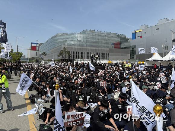 23일 경기 평택 삼성로에서 열린 총궐기 집회에 삼성전자 직원들이 참석해 있다. [사진=권서아 기자]