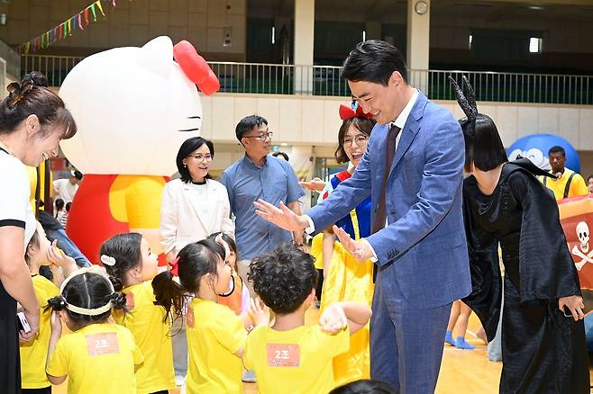 지난해 8월 어린이집 영유아를 위해 달성군이 개최한 영어 썸머 페스티벌에 최재훈 달성군수가 방문해 아이들과 하이파이브를 하고 있다. [사진 달성군]