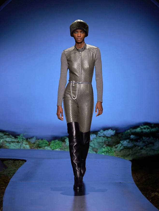 타조 가죽 소재의 점프 수트엔 사이 하이 부츠와 메탈 장식이 달린 가는 벨트로 우아한 역동성을 표현했다. 사진 에르메스