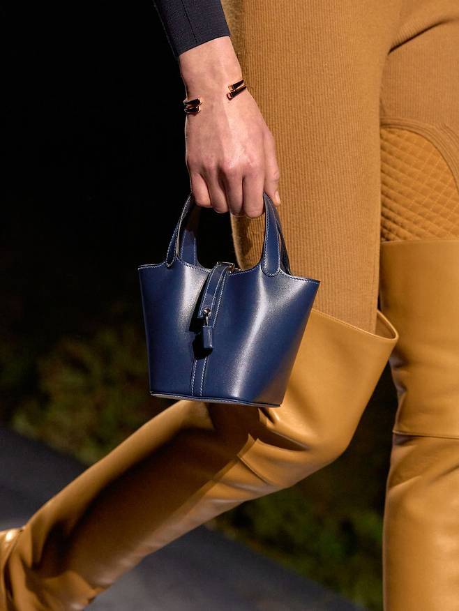 승마바지에서 온 조드퍼 팬츠에 사이 하이 부츠를 신은 모델. 손에 든 가방은 이번 시즌에 처음 선보인 미니 사이즈 피코탄 백이다. 사진 에르메스