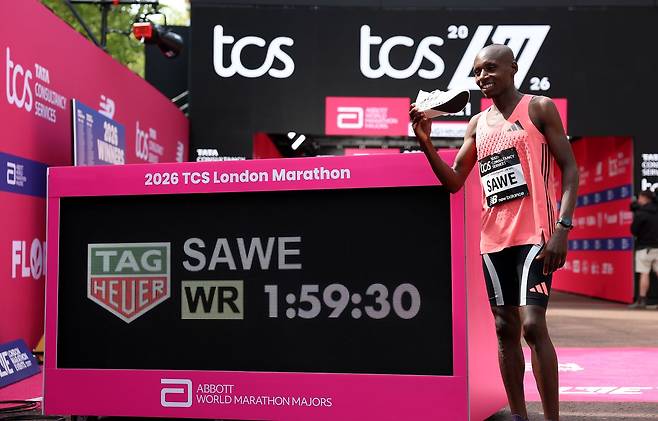 인류 최초로 서브2에 성공한 케냐 출신 사바스티안 사웨. 신화=연합뉴스