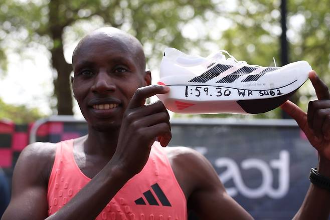 자신의 세계기록을 쓴 신발을 들어보이는 사바스티안 사웨. 신화=연합뉴스