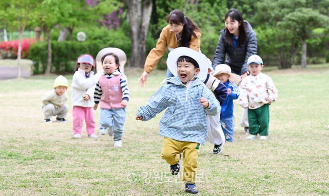▲ 23일 강원도립화목원에서 소풍을 나온 아이들이 즐거운 시간을 보내고 있다. 방도겸 기자