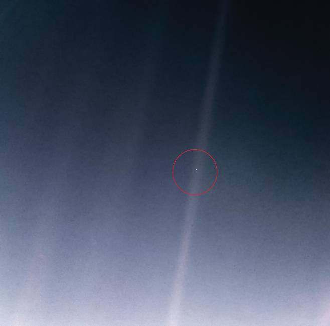 보이저 1호가 1990년 2월14일 촬영한 지구 모습(빨간색 원 내부 점). ‘창백한 푸른 점’으로 불리는 이 사진 촬영 직후 보이저 1호는 카메라 전원을 영구적으로 껐다. 미국 항공우주국(NASA) 제공