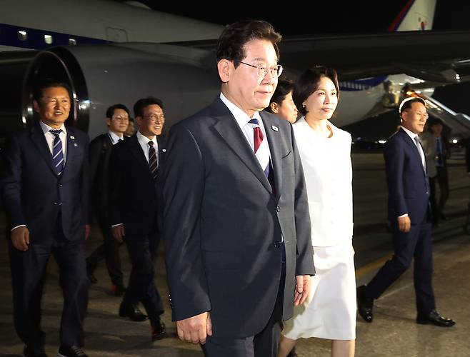 인도·베트남 국빈방문을 마치고 귀국한 이재명 대통령과 김혜경 여사가 지난 24일 성남 서울공항에서 차량으로 이동하고 있다. 연합뉴스