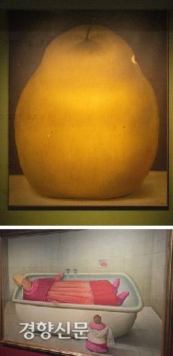 ‘배’(1976)에선 캔버스를 채운 누런 배 오른쪽 위에 아주 작게 베어 문 흔적이 보인다(위 사진). ‘바티칸의 욕실’(2006)은 욕조에 누운 성직자와 수건을 들고 선 하위 성직자의 대조적 크기가 권력을 풍자한다. 예술의전당 제공·윤승민 기자