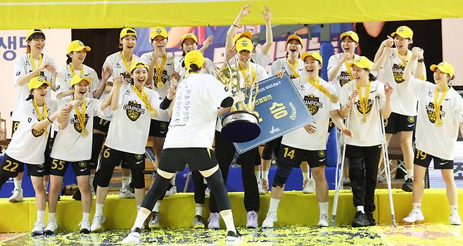 청주 KB가 26일 용인체육관에서 열린 BNK금융 2025~2026 여자프로농구 챔피언결정전 3차전에서 통산 세 번째 통합 우승을 확정한 뒤 트로피 세리머니를 하고 있다.   연합뉴스