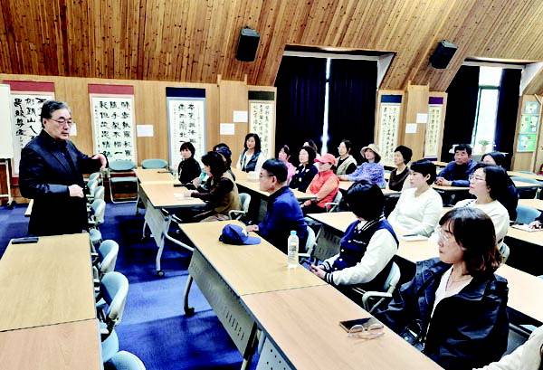 김 회장이 영산대 학생들에게 이병주 작가에 관해 강연하는 모습.