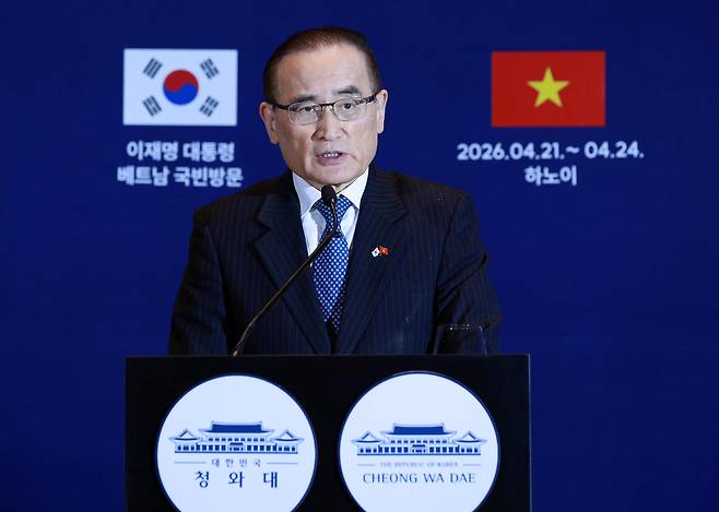 National security adviser Wi Sung-lac briefs reporters on President Lee Jae Myung’s state visit to Vietnam at the Korea Press Center in a hotel in Hanoi on Thursday. (Yonhap)