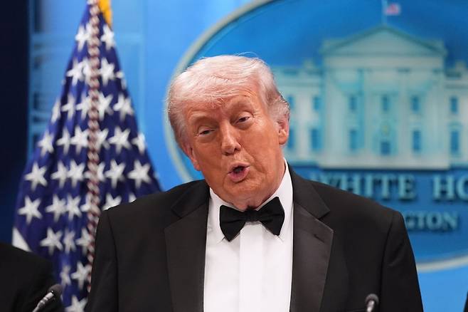 도널드 트럼프 미국 대통령이 25일(현지시간) 백악관 브리핑룸에서 총격 사건 관련 브리핑을 하고 있다. 연합뉴스