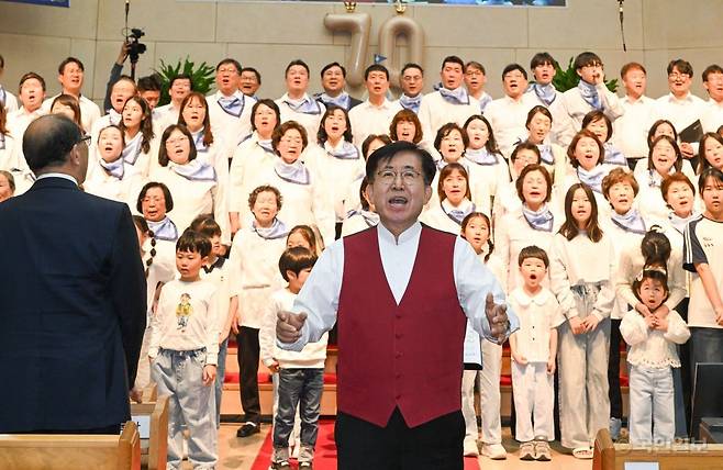 권오진 목사가 이날 '70년의 은혜를 품고 새로운 부흥으로'라는 제목으로 설교하고 있다. 글로리70 찬양대 모습과 안흥순 장로가 지휘하는 모습(위에서부터). 신석현 포토그래퍼