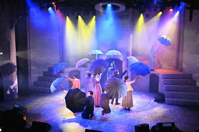 뮤지컬 ‘저항: 찬송이 된 사람들’의 한 장면. 프랑스 위그노들이 세간의 눈을 피해 광야에서 예배를 드리는 모습. 우산을 켜고 숨어 예배하다 체포조가 오면 우산을 닫고 해산했던 위그노의 역사가 반영된 장면이다. 신석현 포토그래퍼