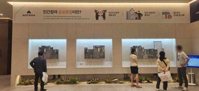 평택고덕A63블록(평택고덕신도시 아테라)의 견본주택이 열리고 맞은 첫 주말인 25일 관람객들이 세부 설명을 들으며 둘러보고 있다. 이연우기자