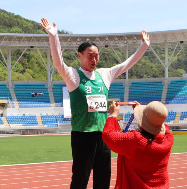 이원성 경기도체육회장은 25일 김해종합운동장에서 열린 육상 남자 일반부 높이뛰기(만 69세 이하)에서 1m를 넘어 금메달을 획득했다. 경기도체육회 제공