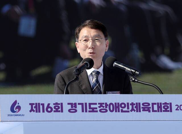 김성중 경기도 행정 1부지사가 26일 경기 광주 G-스타디움서 열란 ‘제16회 경기도장애인체육대회 2026 광주’ 개회식서 대회사를 하고 있다. 경기도장애인체육회 제공