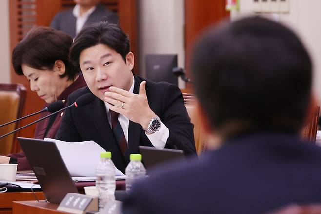 경기용 실탄 불법유통 추궁하는 진종오 의원 / 사진=연합뉴스