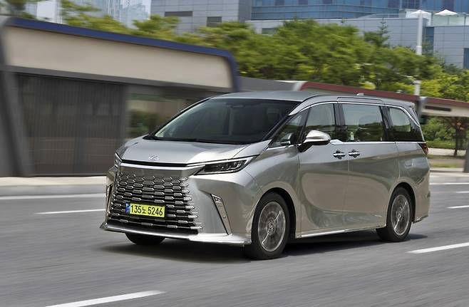 한국에서 의전차로 돌풍을 일으키고 있는 렉서스 LM [사진출처=토요타]