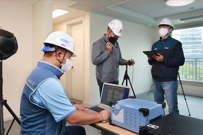 삼성물산, 포스코건설, 롯데건설 등 3개 건설사 연구원이 모여 층간소음 관련 기술을 실험하고 있다. [삼성물산 건설부문]