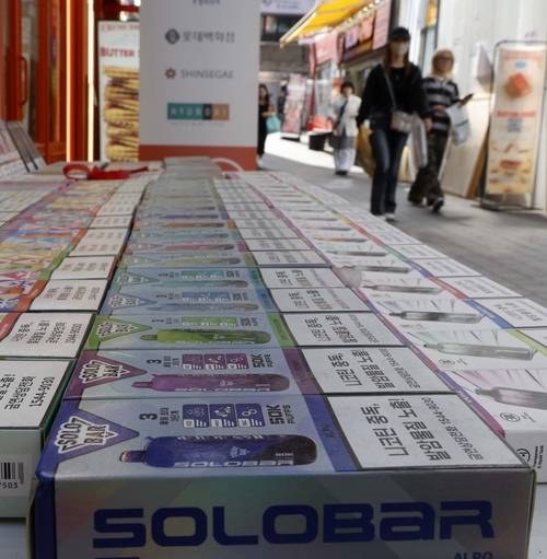 24일부터 시행되는 개정 ‘담배사업법’에 따라 전자담배를 포함한 모든 니코틴 제품이 ‘담배’로 규정되며 금연구역 내 전자담배 흡연시 과태료 10만 원이 부과되는 가운데 23일 서울 명동에서 액상형 전자담배가 판매되고 있다. [김호영기자]