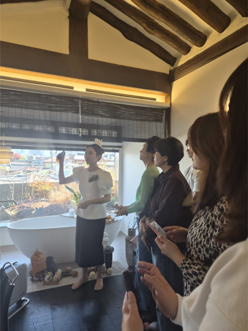 지난 23일 서울 북촌 프리미엄 한옥 호텔 노스텔지어블루재에서 열린 롯데홈쇼핑의 유유자적 희희낙락 행사 모습. [방영덕 기자]