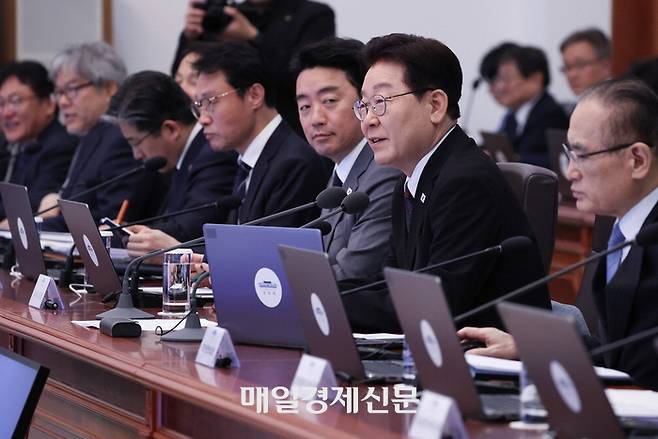 이재명 대통령이 지난 16일 청와대에서 열린 수석보좌관회의에서 발언하고 있다. 오른쪽부터 위성락 국가안보실장, 이 대통령, 강훈식 비서실장, 이규연 홍보소통수석. 김호영 기자