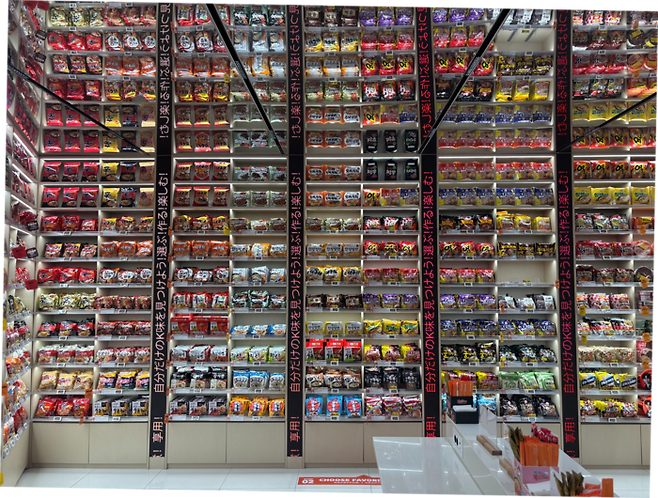 이마트24 ‘K-푸드랩’ 2층 ‘라면 아카이브 월’에 진열된 약 170여 종의 라면. 박연수 인턴기자