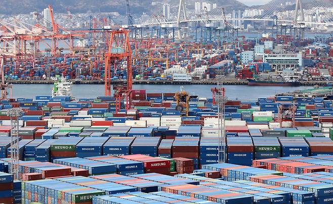 부산항 신선대부두와 감만부두 야적장에 컨테이너가 썋여있다. [뉴스1]