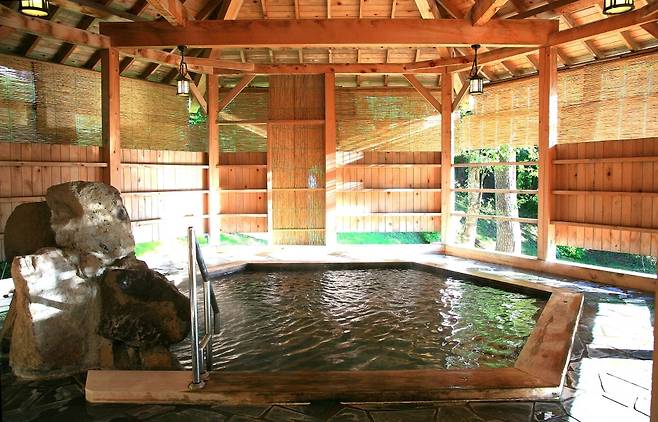 여행의 피로 풀어주는 노천온천.