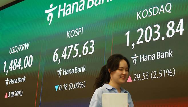 24일 서울 하나은행 본점 딜링룸. [연합뉴스]