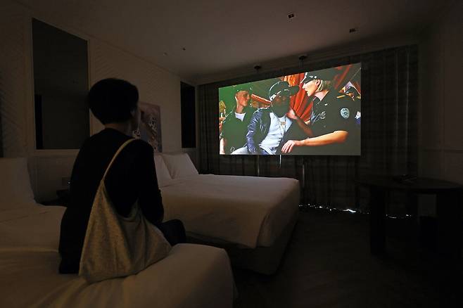지난 23일 부산 해운대구 그랜드 조선 부산 객실에서 탕 컨템포러리 아트 소속 작가 AES+F가 미디어아트 작품을 관람하고 있다. 뉴시스