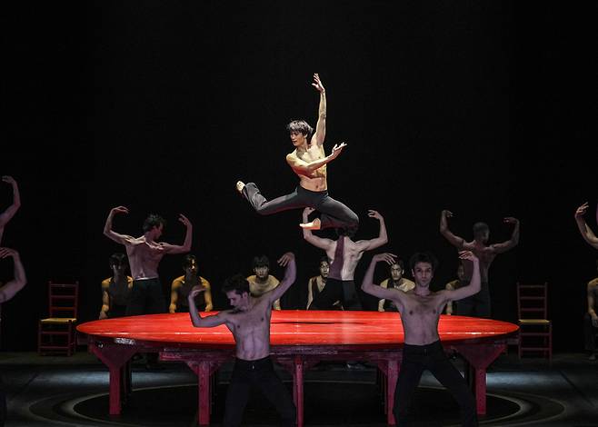 김기민 마린스키발레단 수석무용수가 23일 GS아트센터에서 베자르 발레 로잔 단원들과 함께 ‘볼레로’를 선보이고 있다. 인아츠프로덕션