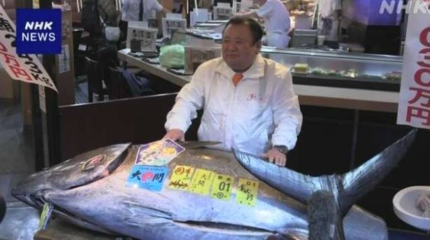 5억1030만엔(약 47억원)에 낙찰받은 기무라 기요시 사장.[NHK]