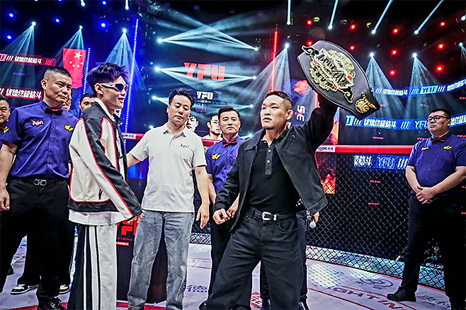 코리안좀비MMA 오세원이 2026년 4월 유더중지거더우 93 전날 YFU 플라이급 챔피언 펑톈하오의 벨트를 뺏어 들어 보이고 있다. 오세원은 하루 뒤 펑톈하오를 2라운드 KO로 이겼다. 코리안좀비MMA는 UFC 페더급 타이틀전 출신 정찬성 관장이 지도하고 있다. 사진=武林风