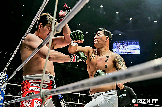 로드FC 라이트헤비급 및 헤비급 챔피언 김태인이 2024년 일본 사이타마 슈퍼 아레나 라이진 연말 대회에서 극진 공수도 마쓰이파 세계선수권대회 금메달리스트 우에다 미키오를 공격하고 있다. 사진=RIZIN FF