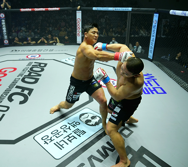 초대 로드FC 헤비급 챔피언 김태인이 2026년 3월 서울특별시 중구 장충체육관 특설 케이지에서 타이틀 1차 방어전을 치르며 도전자를 공격하고 있다. 사진=세계격투스포츠협회