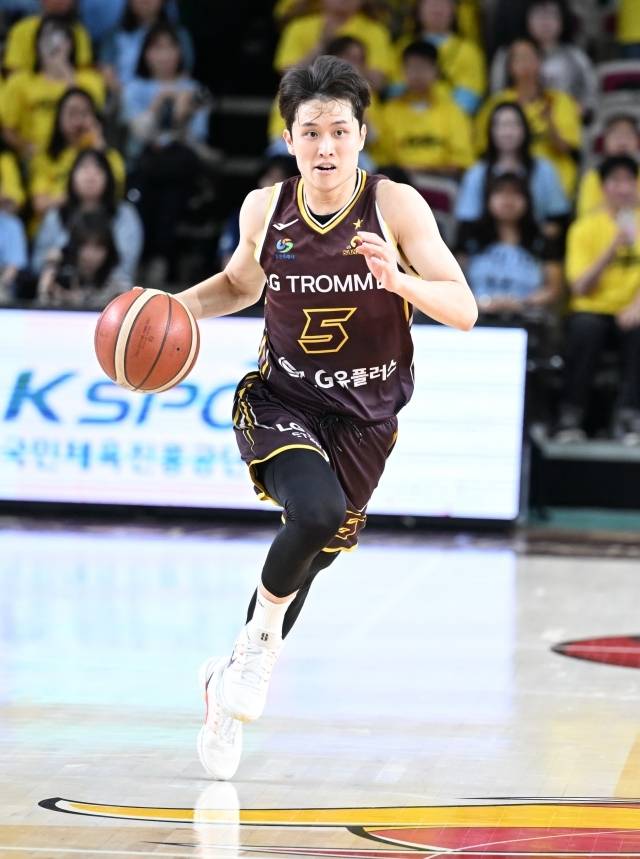 LG 관계자는 “(양)준석이는 발등 피로골절 문제가 있다. 지금부터 회복하면 괜찮아질 수 있지만 무리해서 뛸 경우 수개월 동안 휴식해야 할 수 있다. 준석이는 3차전을 뛰고 싶어 했다. 현 상황이 좋지 않은 만큼 의지를 보인 것이다. 그러나 무리시킬 수 없었다. 그래서 고양에 동행하지 않았다”고 이야기했다. 사진=KBL 제공