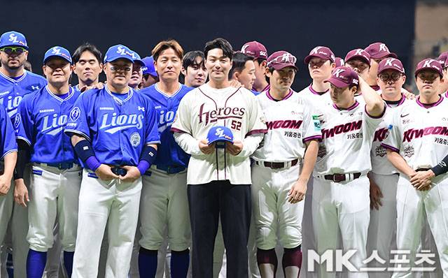 26일 오후 서울 고척스카이돔에서 ‘2026 신한 SOL KBO 리그’ 삼성 라이온즈와 키움 히어로즈 경기가 열렸다. 경기에 앞서 진행된 키움 박병호 코치 은퇴식에서 양팀 선수들이 그라운드에 나와 기념 촬영을 하고 있다. 사진(고척 서울)=김영구 기자