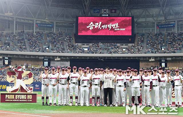 26일 오후 서울 고척스카이돔에서 ‘2026 신한 SOL KBO 리그’ 삼성 라이온즈와 키움 히어로즈 경기가 열렸다. 경기에 앞서 진행된 키움 박병호 코치 은퇴식에서 동료들과 그라운드에서 기념 촬영을 하고 있다. 사진(고척 서울)=김영구 기자